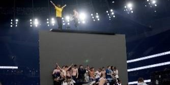 太阳报：热刺的球迷在球队赢得欧联杯冠军之后冲入球场进行庆祝