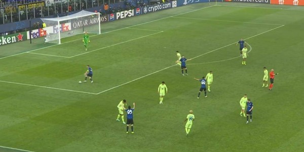 裁判专家：马齐尼亚克让人失望，他吹掉了国米的单刀得分机会