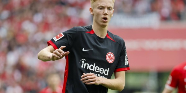 图片报：曼城、皇马和枪手有意法兰克福中场拉尔森，球员倾向留队