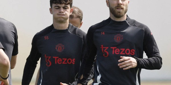 曼联官宣：8年老臣+中场大师+青训魂，三将告别！红魔换血阵痛还是新生？