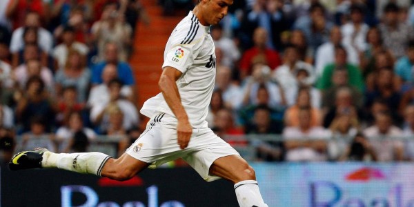 欧冠赛场上的任意球大师：C罗攻入12球领跑